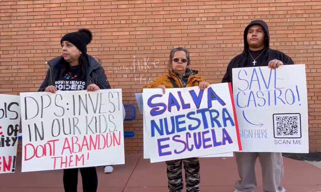 Estudiantes acompañados de sus padres, y maestros protestan esta mañana en Denver.