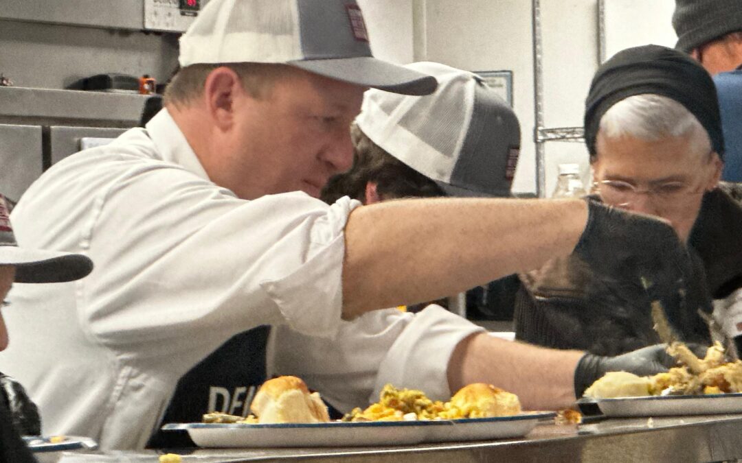El gobernador Jared Polis compartiendo con los demás