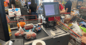 Subida de aranceles golpea fuertemente precios de los automóviles, ropa y la canasta familiar
