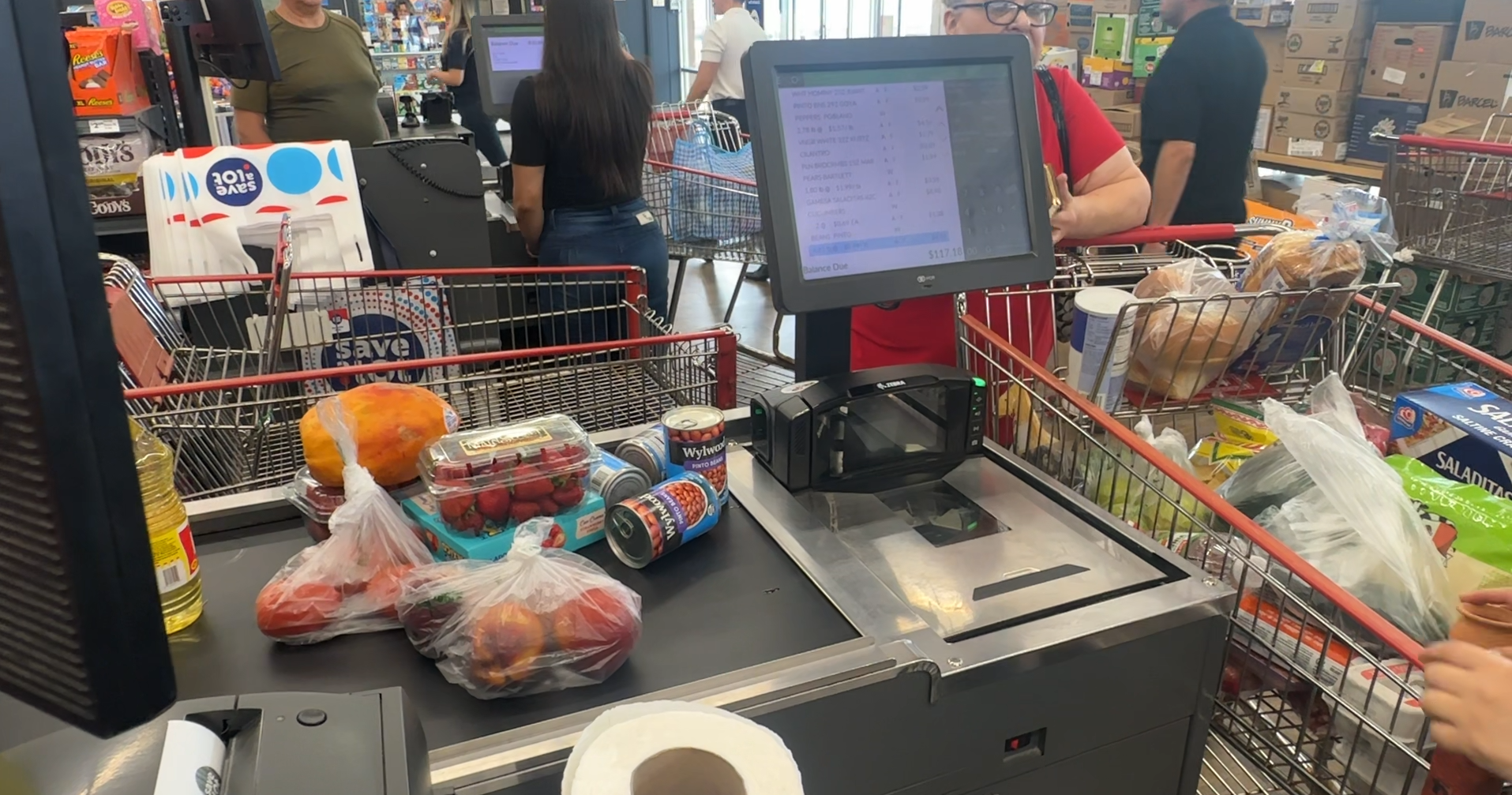 Subida de aranceles golpea fuertemente precios de los automóviles, ropa y la canasta familiar